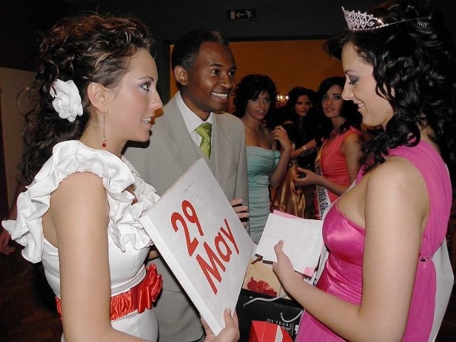 Organizatorka Marta Cholewczyńska (z lewej) zapowiada, że przemyślane będą dokładnie nagrody dla zwyciężczyń w Miss Polonia. Z prawej - Karolina Zielińska, Miss Polonia Grudziądza 2010, w głębi - Ali Siragedien, szef szkoły językowej "Mantra".