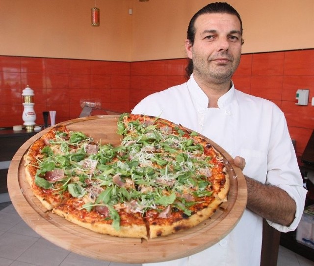 Pizza Rucola to najpopularniejszy przysmak Siciliany. Jej recepturę przygotował właściciel lokalu Giovanni Mazzarino.