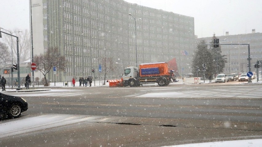 Atak zimy w Kielcach. Opady śniegu rozpoczęły się około...