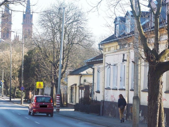 W tej kamienicy przy ul. Wyszyńskiego we Włocławku w poniedziałkowe przedpołudnie doszło do tragedii. Policja wyjaśnia jej okoliczności. Czy doszło do pobicia dwuletniego Marcela?