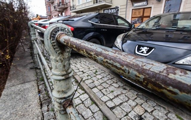 Powraca spór o miejsca parkingowe w Starym Porcie w Śródmieściu Bydgoszczy. Władze miasta na razie usuwać samochodów praktycznie nie chcą, choć - jak mówią nie tylko urzędnicy - jest taka tendencja. Mieszkańcy Starego Portu zaczęli pisać do ratusza.