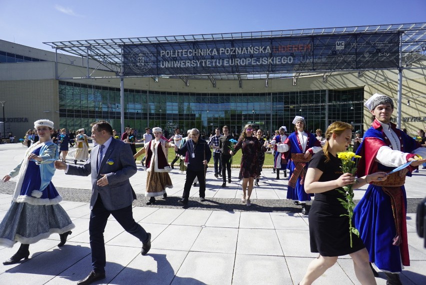 Przed Centrum Wykładowym Politechniki Poznańskiej wyruszył...