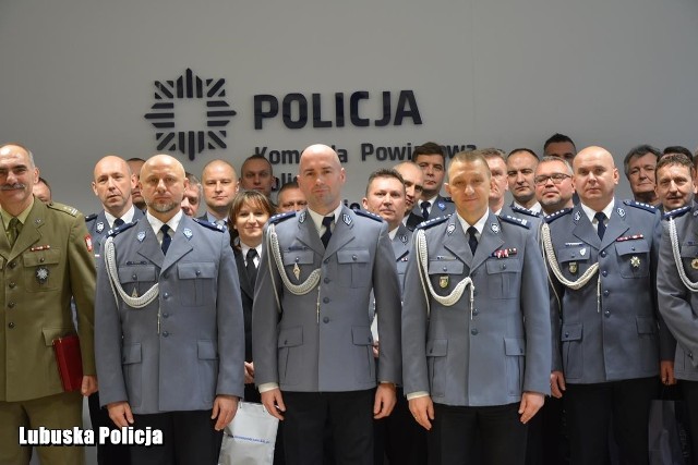 W czwartek, 13 grudnia, w siedzibie krośnieńskiej komendy odbyła się ceremonia związana z objęciem stanowiska przez nowego komendanta powiatowego policji. Został nim kom. Tomasz Kaczyński.W czwartek (13 grudnia) w siedzibie Komendy Powiatowej Policji w Krośnie Odrzańskim odbyła się zbiórka z okazji wprowadzenia na stanowisko Komendanta Powiatowego Policji w Krośnie Odrzańskim kom. Tomasza Kaczyńskiego. W tak ważnej uroczystości uczestniczyli I Zastępca Komendanta Wojewódzkiego Policji w Gorzowie Wlkp. insp. Krzysztof Sidorowicz, kierownicy jednostek Policji garnizonu lubuskiego, przedstawiciele władz samorządowych, Prokurator Rejonowy w Krośnie Odrz., Komendanci służb mundurowych, Dowódcy Wojskowi jednostek stacjonujących na terenie Krosna Odrzańskiego, Nadleśniczowie z terenu powiatu krośnieńskiego, Przewodniczący Stowarzyszenia Emerytów i Rencistów Policyjnych, kadra kierownicza oraz pracownicy cywilni krośnieńskiej komendy.[przycisk_galeria]Obejmujący stanowisko Komendanta Powiatowego Policji w Krośnie Odrzańskim komisarz Tomasz Kaczyński służbę w Policji pełni od 25 lipca 2002 roku. Jego pierwszą jednostką w której realizował zadania na stanowiskach wykonawczych i kierowniczych, była Komenda Powiatowa Policji w Sulęcinie. Tam przez prawie 15 lat nabywał doświadczenie początkowo w służbach prewencyjnych następnie kryminalnych kolejno jako funkcjonariusz dochodzeniowo – śledczy, operacyjno – rozpoznawczy, kierownik Posterunku Policji w Torzymiu. Ostatnie zajmowane przez komisarza Tomasza Kaczyńskiego stanowisko w tamtej jednostce to Naczelnik Wydziału Kryminalnego. W międzyczasie ukończył studia w Wyższej Szkole Społeczno – Ekonomicznej w Warszawie na kierunku „Bezpieczeństwo Państwa”, studia magisterskie w Wyższej Szkole Policji w Szczytnie „Bezpieczeństwo wewnętrzne” oraz studia podyplomowe w Wyższej Szkole Policji w Szczytnie o kierunku „Zwalczanie przestępczości zorganizowanej”. W kwietniu 2015 roku zdał egzamin oficerski. Z dniem 17 grudnia 2016 roku Komendant Wojewódzki Policji w Gorzowie Wlkp. powierzył komisarzowi Tomaszowi Kaczyńskiemu pełnienie obowiązków I Zastępcy Komendanta Powiatowego Policji w Słubicach. Po niespełna pół roku to jest z dniem 1 czerwca 2017 roku objął stanowisko I Zastępcy Komendanta Powiatowego Policji w Słubicach, gdzie sprawował nadzór nad całokształtem zadań realizowanych przez Wydział Kryminalny. Zobacz też wideo: Wielka akcja CBŚP. Rozbito grupę „Ziela”, zatrzymano 13 osób