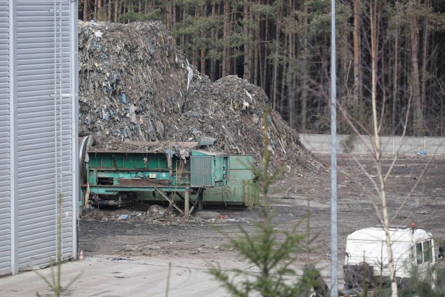 Potworny smród i góry śmieci. Tak wygląda sortownia odpadów w Studziankach. Mimo decyzji marszałka, który cofnął pozwolenie, ciągle działa.