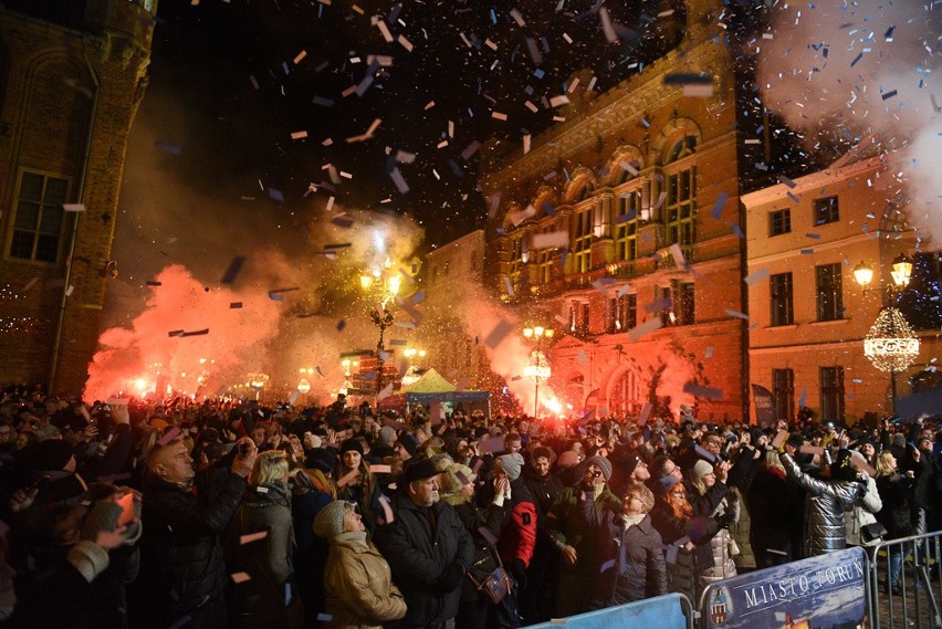 Równo o północy powitaliśmy Nowy Rok. Pod sceną miejskiego...