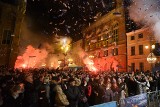 Sylwester 2019 w Toruniu. Rynek Staromiejski cały w konfetti. Zobaczcie zdjęcia! 