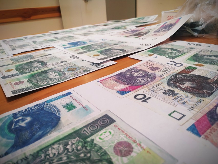 Fałszerstwo pieniędzy w gminie Sztabin. 56-latek drukował banknoty na domowej drukarce. Grozi mu nawet 25 lat [ZDJĘCIA]
