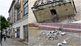 Tarnów. Na ulicy Krakowskiej od kamienicy odpadł fragment balkonu. Betonowy element roztrzaskał się na ruchliwym chodniku [ZDJĘCIA]