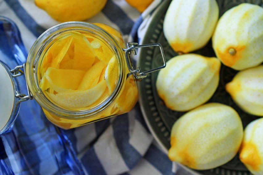 Skórki cytryny to kluczowy składnik nalewki, bo właśnie w...