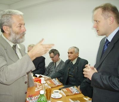 Łukasz Kamiński (z prawej) podczas spotkania podpisywał swoją książkę i dyskutował z byłymi działaczami Solidarności. Na zdjęciu rozmawia z Janem Rzepą.