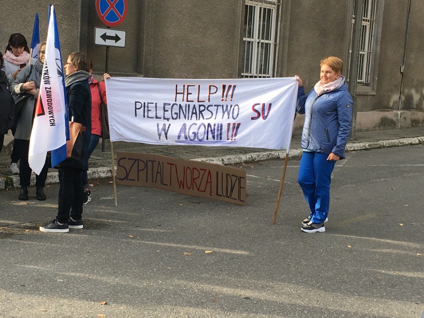 Kraków. Pikieta pielęgniarek przed budynkiem Szpitala Uniwersyteckiego [ZDJĘCIA]