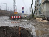 Mieszkańcy skarżą się na przebudowę ul. św. Wawrzyńca w Poznaniu. "Musimy dopływać do domów"
