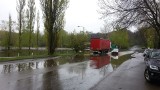 Sosnowiec: deszcz tworzy zalewisko przy hali w Milowicach ZDJĘCIA
