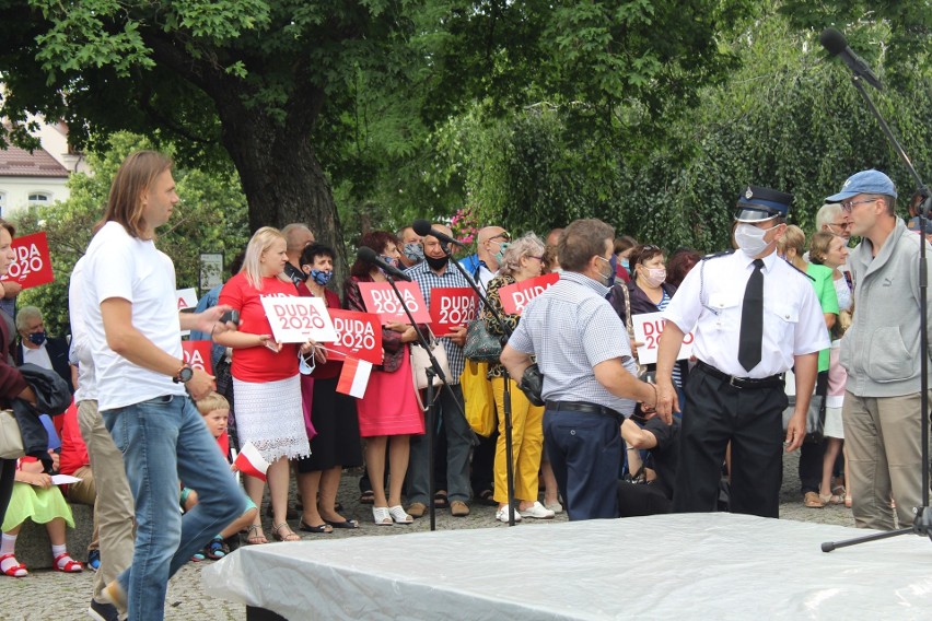 Andrzej Duda w Białej Podlaskiej o silnych sojuszach i potrzebie inwestycji. Były oklaski, okrzyki i transparent o ułaskawieniu pedofila