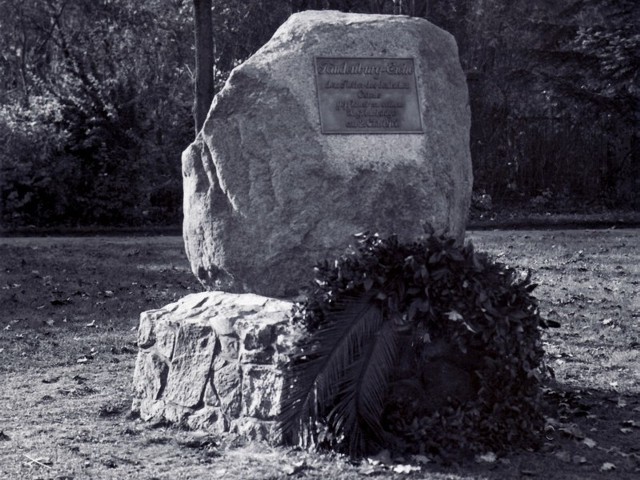 Kamień z tablicą poświęconą feldmarszałkowi Paulowi von Hindenburgowi.