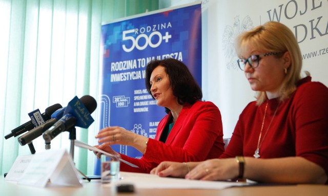 Wojewoda Ewa Leniart i Małgorzata Dankowska, dyrektor wydziału polityki społecznej podczas konferencji.