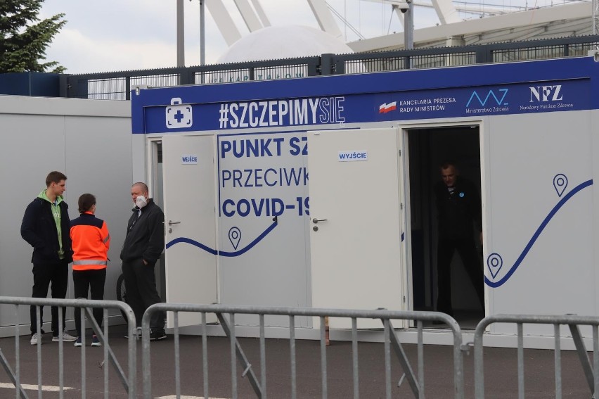 Punkt szczepień przed Stadionem Śląskim