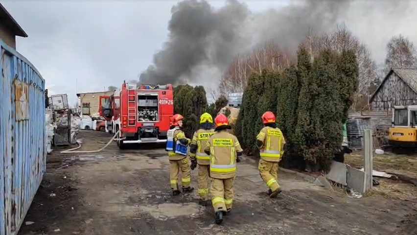 Pożar na składowisku złomu w pobliżu granicy powiatów...