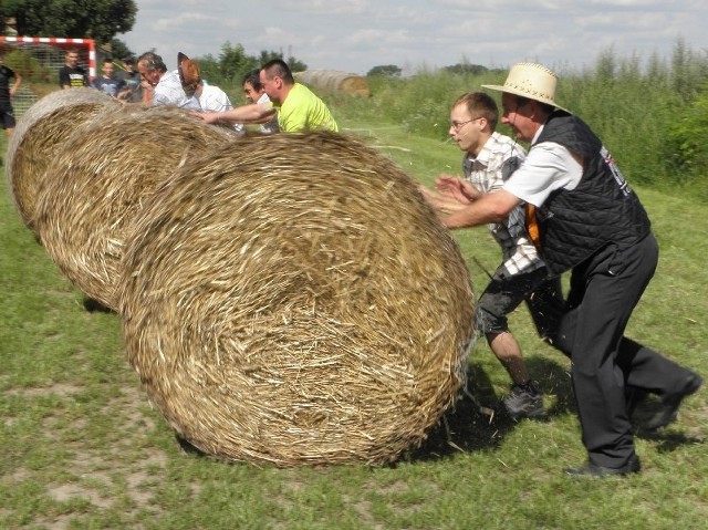 Sołtysi z pomocnikami ścigali się pchając przed sobą baloty słomy.