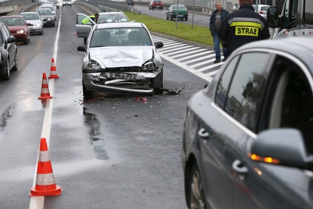 Zniszczony opel corsa, który najechał na tył skody.