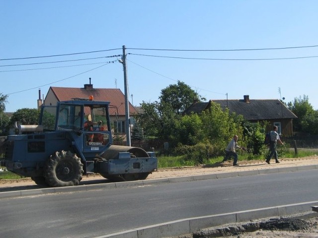 Biegnące po obu stronach remontowanej ulicy Sienkiewicza w Tarnobrzegu rowy melioracyjne zostały zasypane. Będzie tamtędy biegł chodnik i ścieżka rowerowa.