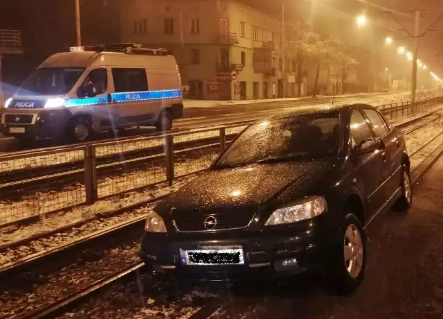 Pijany kierowca podróż po alkohol zakończył na torowisku tramwajowym na ul. Pabianickiej.