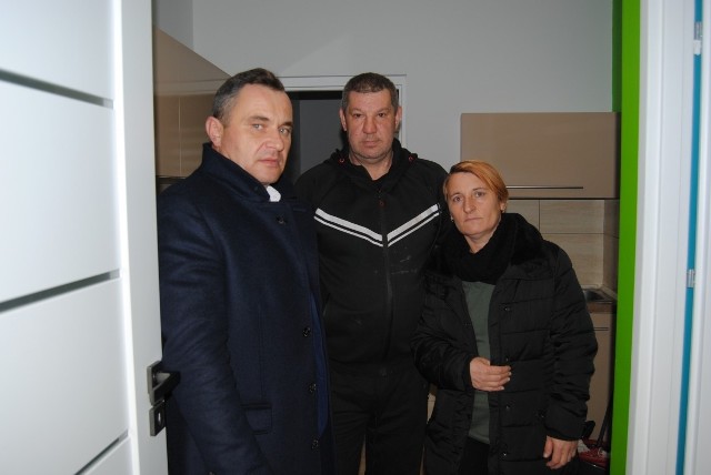 Iwona i Tomasz Tomeccy z burmistrzem Włoszczowy Grzegorzem Dziubkiem w drzwiach swojego nowego mieszkania.