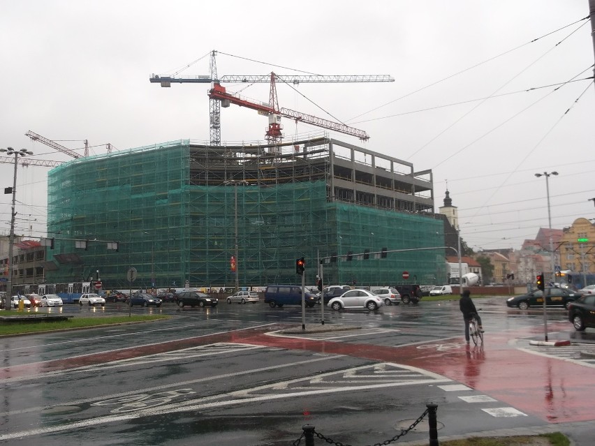 Wrocław: Biurowiec Dominikański ma już wszystkie piętra. Trwa montaż okien (ZDJĘCIA)