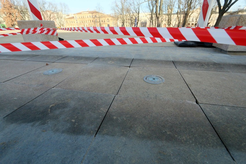 Fontanna na placu Litewskim znowu uszkodzona. Straż miejska ustala okoliczności zdarzenia. Zobacz zdjęcia