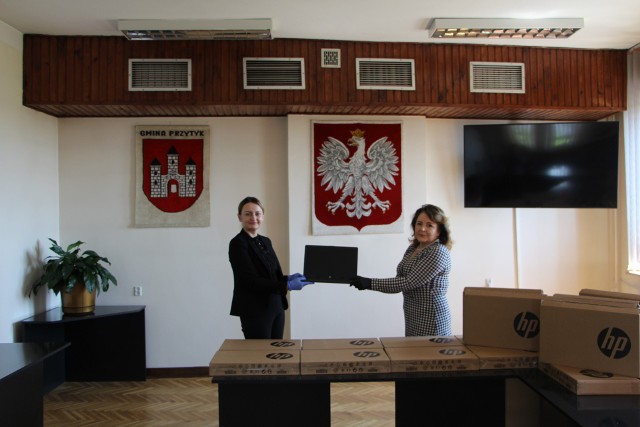 Magdalena Kowalczyk (z lewej) zastępca wójta Gminy Przytyk, przekazuje komputery Jolancie Kowalik, dyrektor Publicznej Szkoły Podstawowej we Wrzosie.