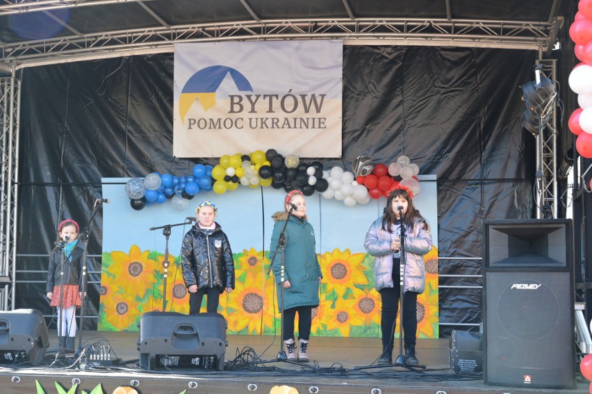 Solidarni z Ukrainą. Koncert na bytowskim rynku.