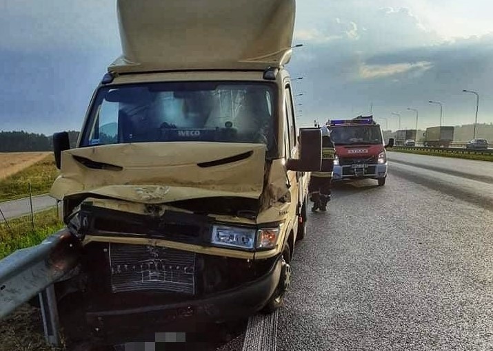 Wypadek w Dobrucie pod Orońskiem, samochód uderzył w barierę