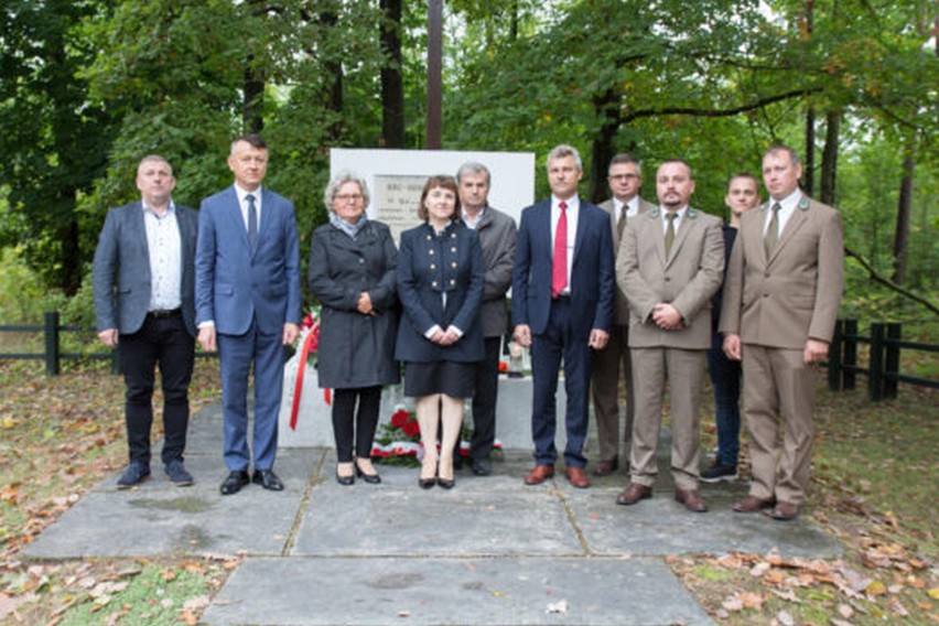 Przed pomnikiem Tadeusza Wojtyniaka „Bacy” kwiaty złożyły...