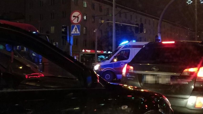 Kobieta przewróciła się w tramwaju w Gdańsku. Na miejce wezwano pogotowie i policję [zdjęcia]