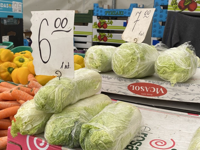 Ceny warzyw i owoców na bazarach w Kielcach w piątek 20 października. Ile kosztowały pomarańcze i gruszki? Zobacz zdjęcia