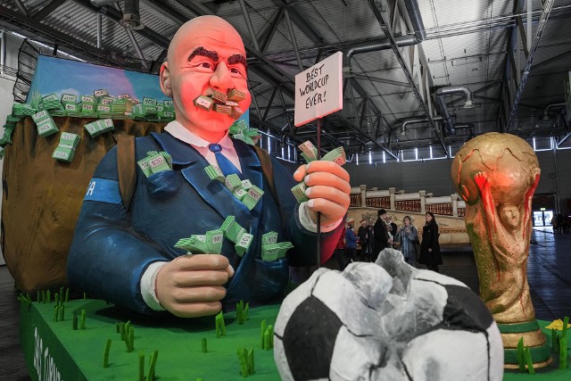 Karnawałowa kukła przedstawiająca prezydenta FIFA Gianniego Infantino chapiącego zwitki banknotów 100-dolarowych podczas prezentacji tegorocznych satyrycznych marionetek na Rose Monday Parade (Paradę Różanego Poniedziałku) w przeddzień ostatków karnawałowych w Kolonii