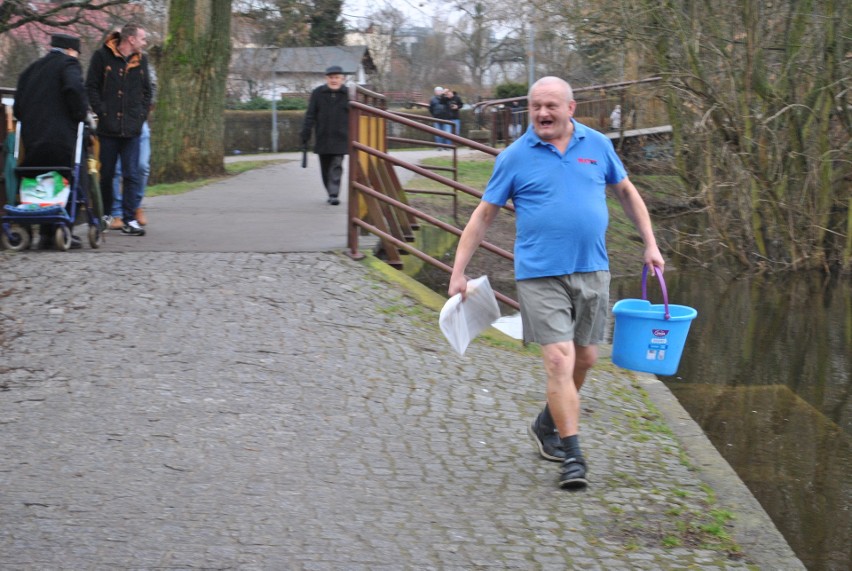 Marian Blank zorganizował happening na bulwarze nad Drwęcą...