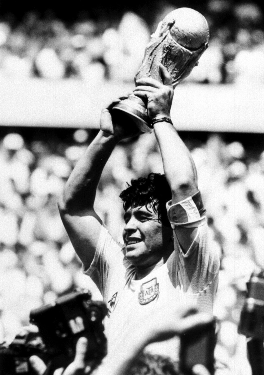 Diego Maradona nie żyje. Jaki był za życia... Zobacz obrazki z życia legendarnego piłkarza [ZDJĘCIA]