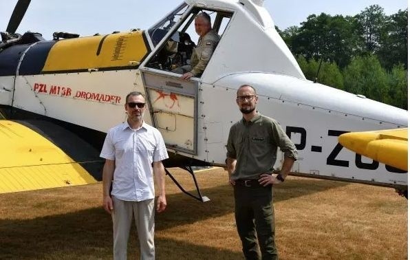 Błażej Piech - z lewej, właściciel lotnika i Roman Noworycki z Lasów Państwowych. Więcej z lotniska na kolejnych zdjęciach.