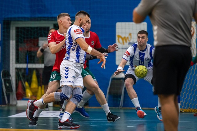 Handball Stal Mielec (biało-niebieskie stroje) z Gorzowa przywozi tylko jeden punkt.
