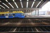 Alarm bombowy! Ewakuacja dworca kolejowego w Katowicach, wstrzymany ruch pociągów, duże opóźnienia i zamieszanie...