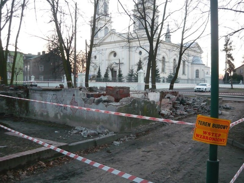 - Porządkujemy teren, rozbieramy budynek szaletu miejskiego,...