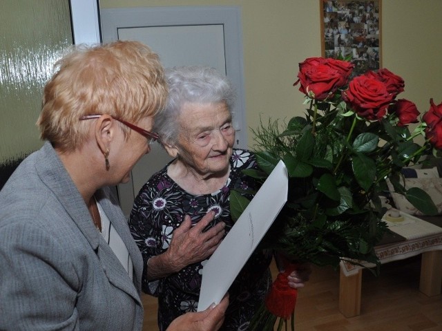 - Zapomniałam, że to już setka - przyznała pani Anna Kołodziej, której wczoraj życzenia składali urzędnicy.