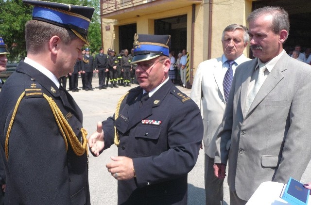Komendant kazimierskiej straży pożarnej Mirosław Ciepiela (z lewej) otrzymał srebrną odznakę "Zasłużony dla Ochrony Przeciwpożarowej" z rąk komendanta wojewódzkiego Zbigniewa Muszczaka.