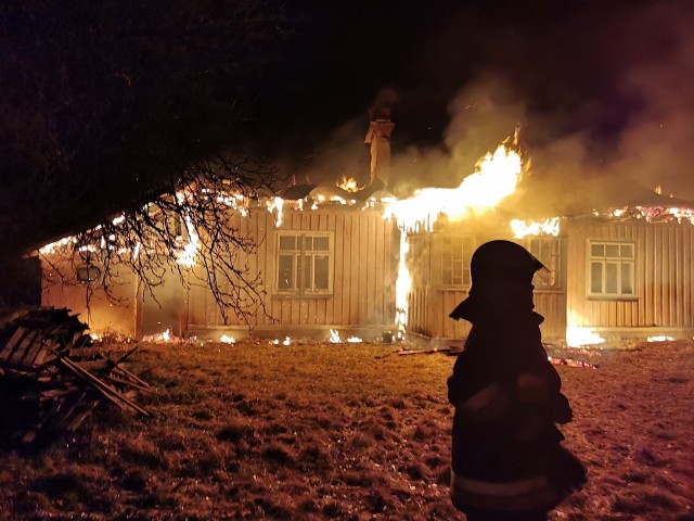 Strażacy dwukrotnie gasili pożar, który wybuchł w drewnianym domu w Sutkowie na Powiślu