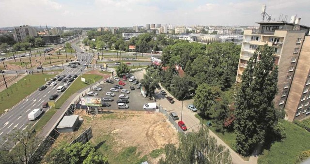 Na tym placu powstaje kolejny wysoki budynek, a w miejscu komisu niebawem stanie jeszcze jeden