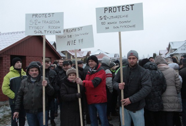 Mieszkańcy gmin Skaryszew i Kowala protestowali w środę, 20 grudnia w sprawie zaprezentowanych planów budowy trasy S12.