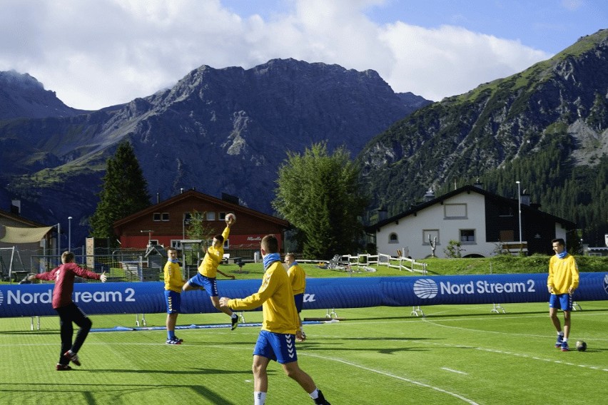 Juniorzy młodsi PGE VIVE Kielce drudzy na turnieju w Szwajcarii. Grali na trawie, na otwartym boisku z alpejskimi szczytami w tle