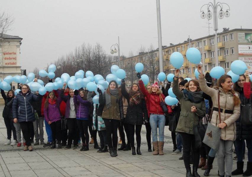 Dzieci i młodzież udała się w miasto z balonami opatrzonymi...