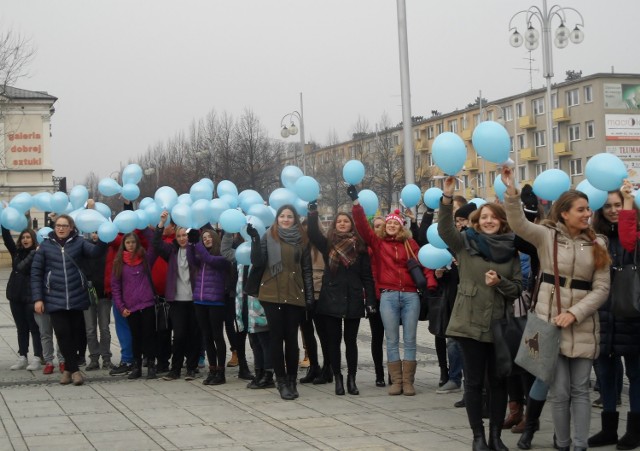 Dzieci i młodzież udała się w miasto z balonami opatrzonymi hasłem „Mój świat bez przemocy to...”